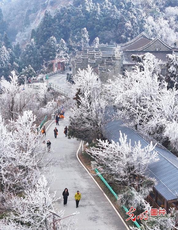 Mount Heng attracts tourists under ice and snow