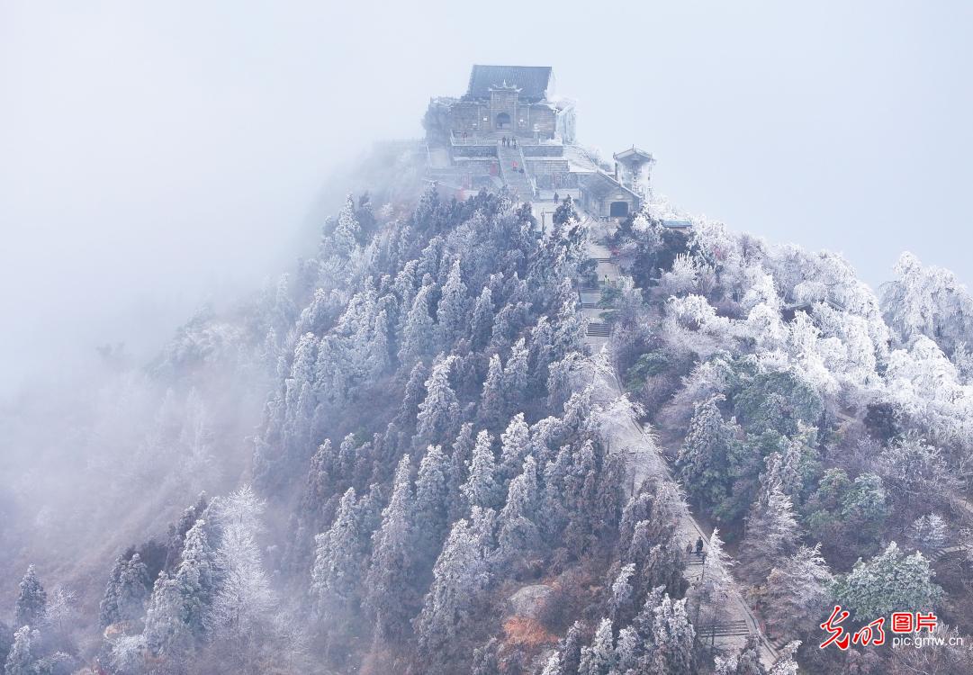 Mount Heng attracts tourists under ice and snow