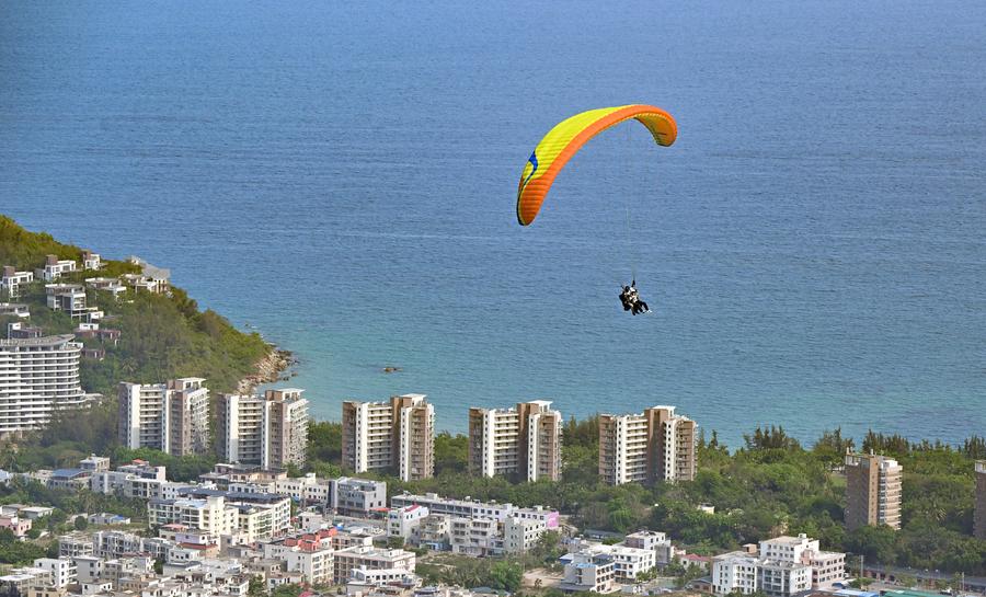 Low-altitude tourism takes off on China's tropical island