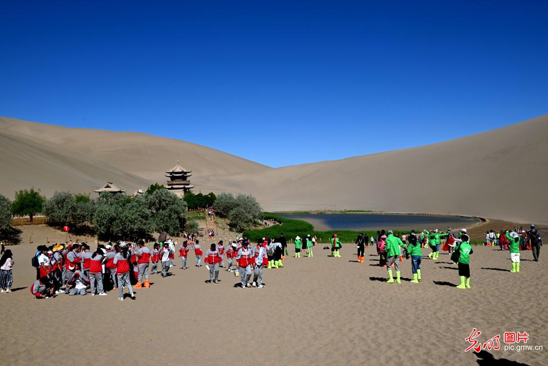 Desert charm of Dunhuang attracts visitors