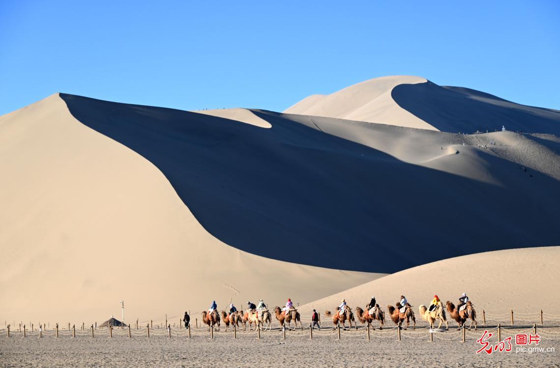 Desert charm of Dunhuang attracts visitors