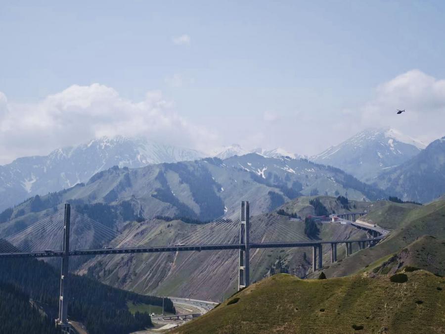 Sky-high thrills amid Xinjiang's low-altitude tourism