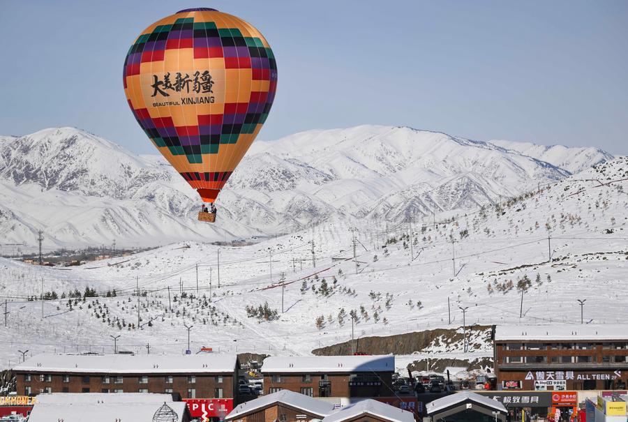 Sky-high thrills amid Xinjiang's low-altitude tourism