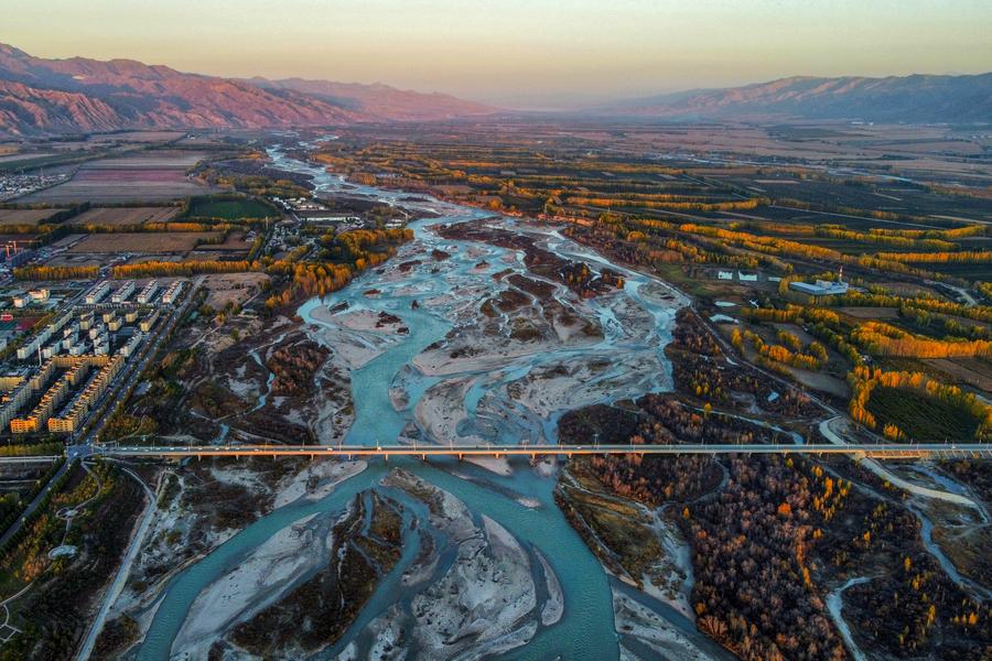 Sky-high thrills amid Xinjiang's low-altitude tourism