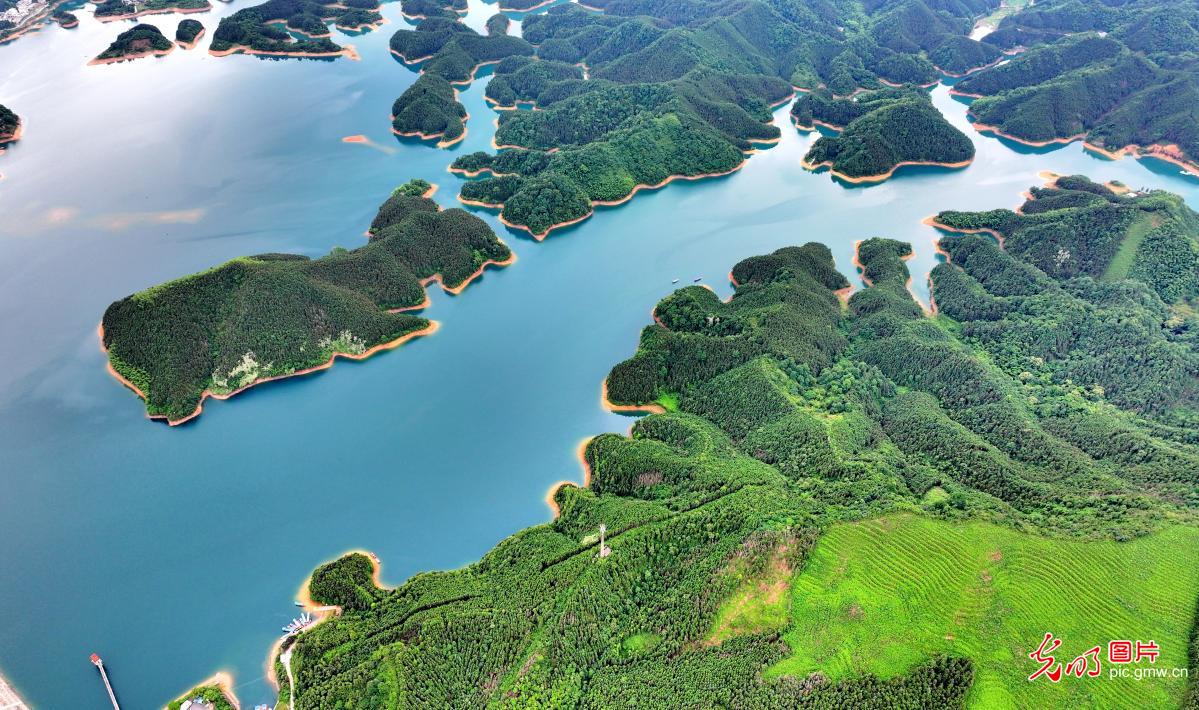 Island-dotted lake mirrors idyllic landscape in C China's Hunan