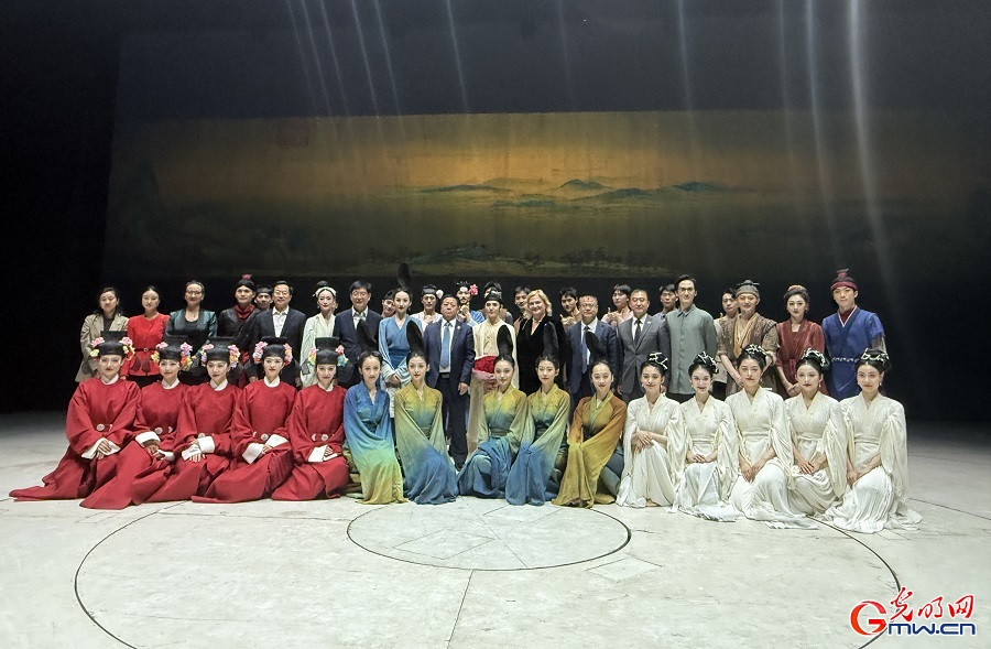 Popular Chinese dance-poetry drama shining at the Chekhov International Theatre Festival