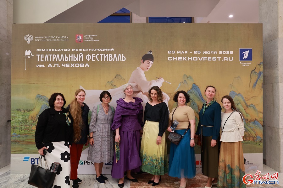 Popular Chinese dance-poetry drama shining at the Chekhov International Theatre Festival