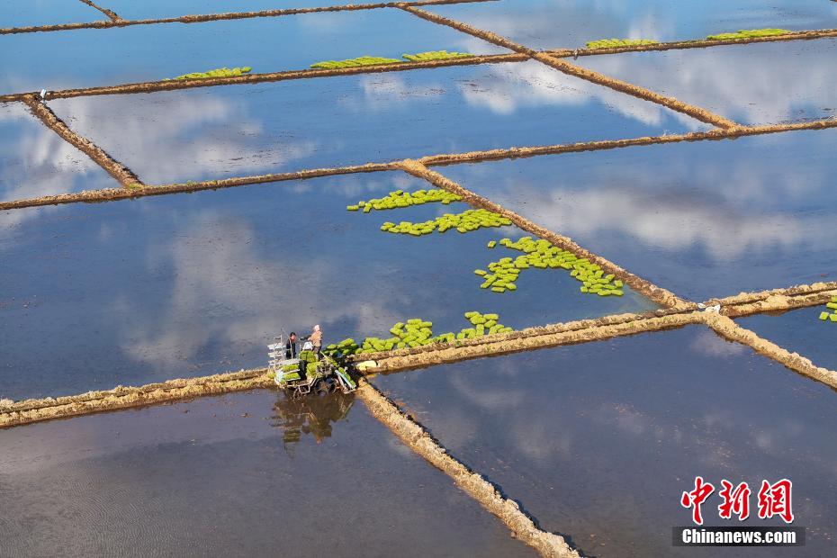 “Mirror in the Sky” in N China’s Inner Mongolia