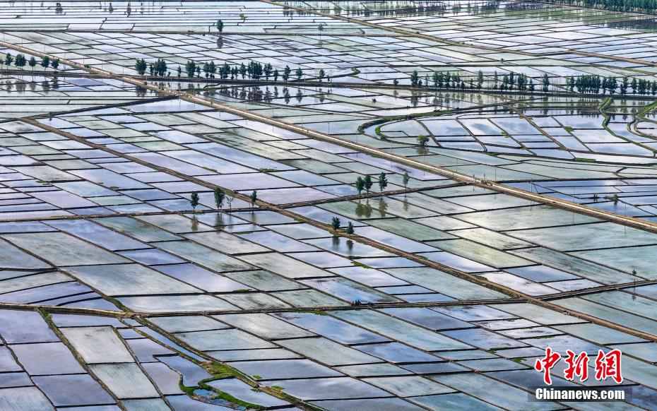 “Mirror in the Sky” in N China’s Inner Mongolia