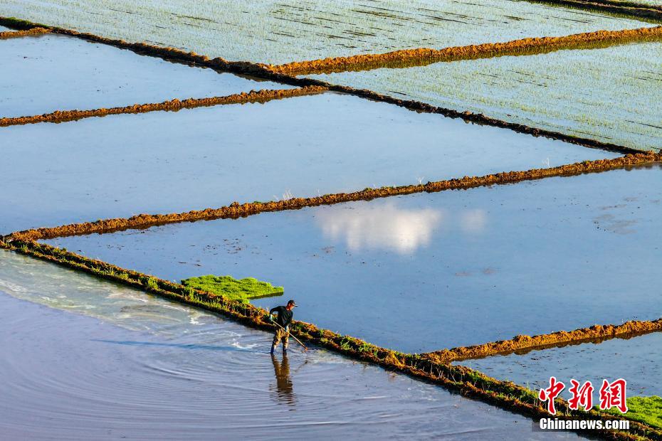 “Mirror in the Sky” in N China’s Inner Mongolia