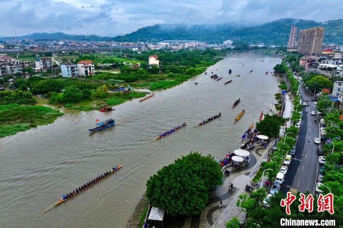 Dragon boat race held in SE China’s Fujian