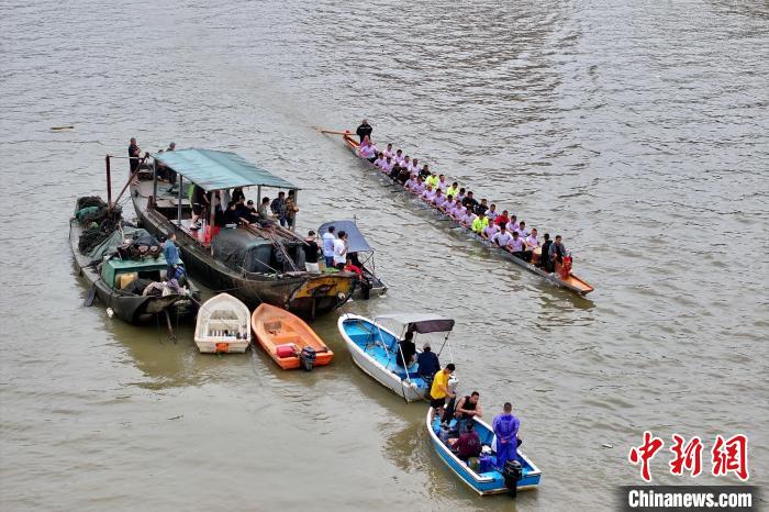 Dragon boat race held in SE China’s Fujian