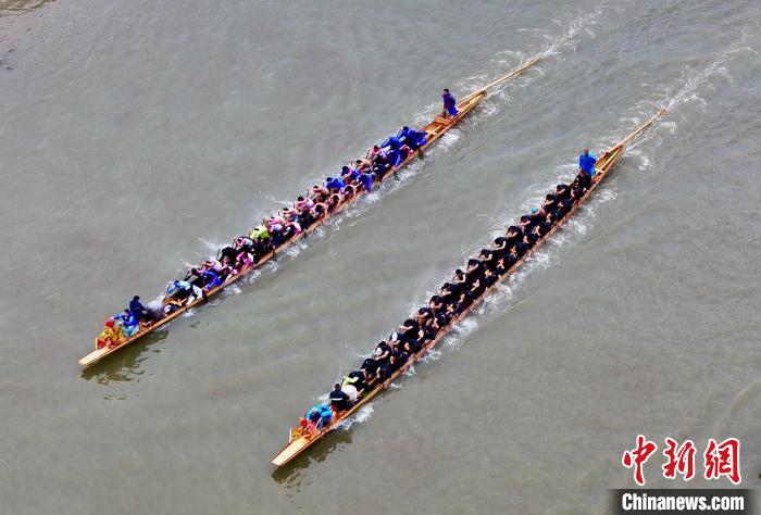 Dragon boat race held in SE China’s Fujian