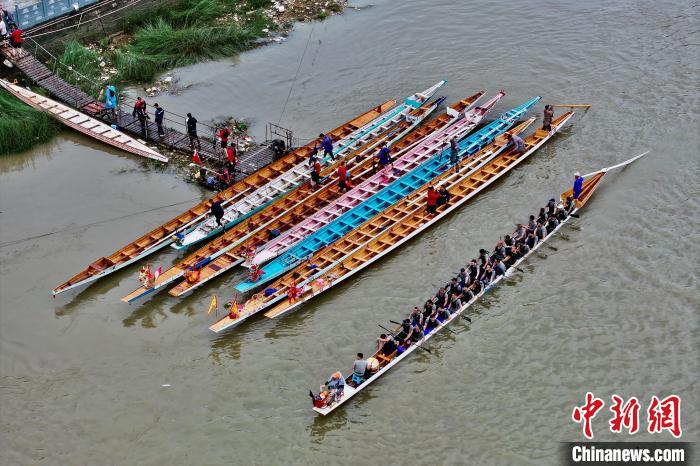 Dragon boat race held in SE China’s Fujian