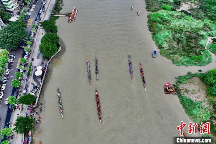 Dragon boat race held in SE China’s Fujian