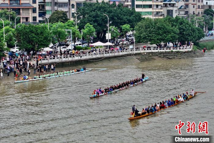 Dragon boat race held in SE China’s Fujian
