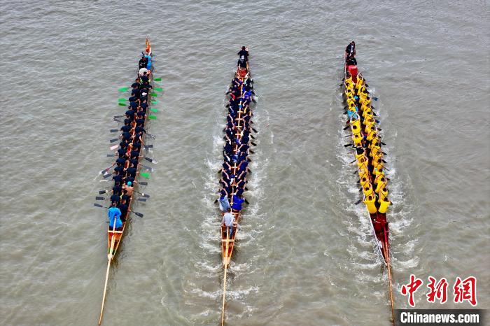 Dragon boat race held in SE China’s Fujian