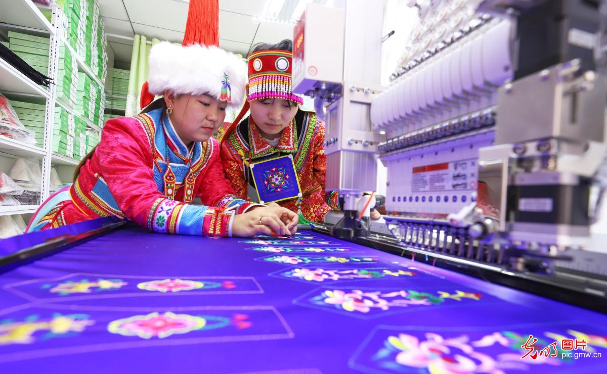 Technologies boost intangible cultural heritage inheritance in NW China’s Gansu