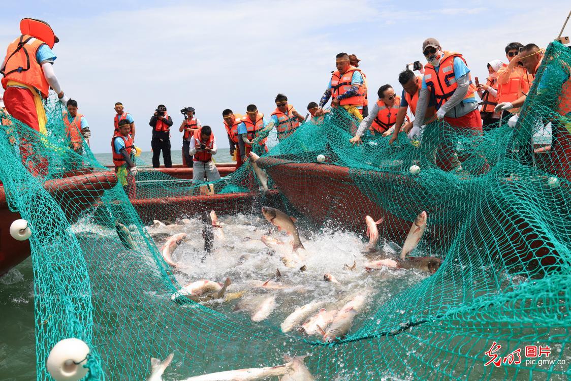 Fishing harvest celebrated at Xinjiang’s Bosten Lake