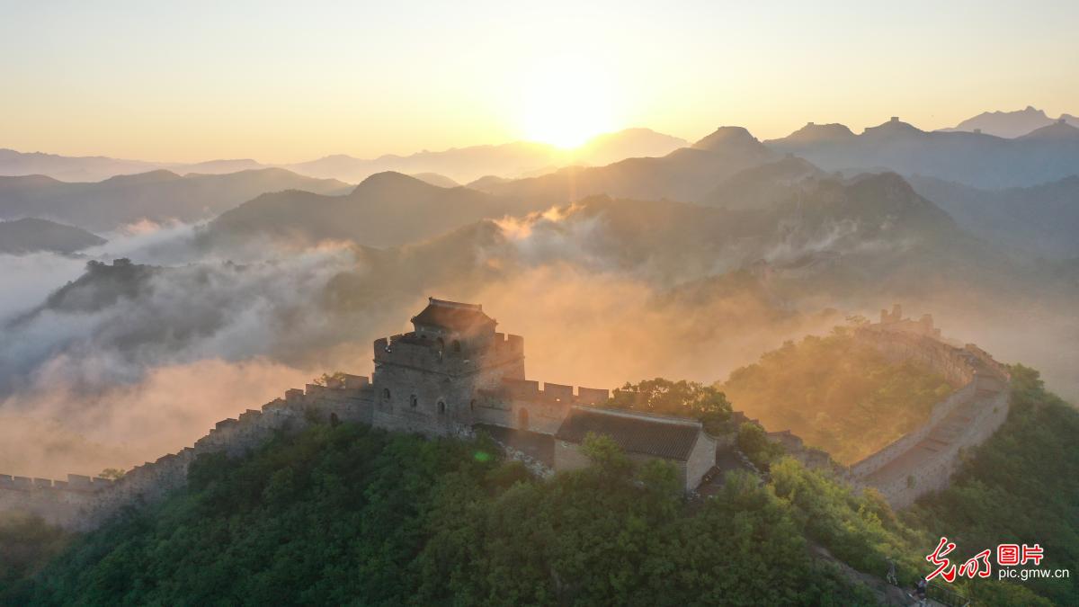 Great Wall emerges through clouds in N China's Hebei