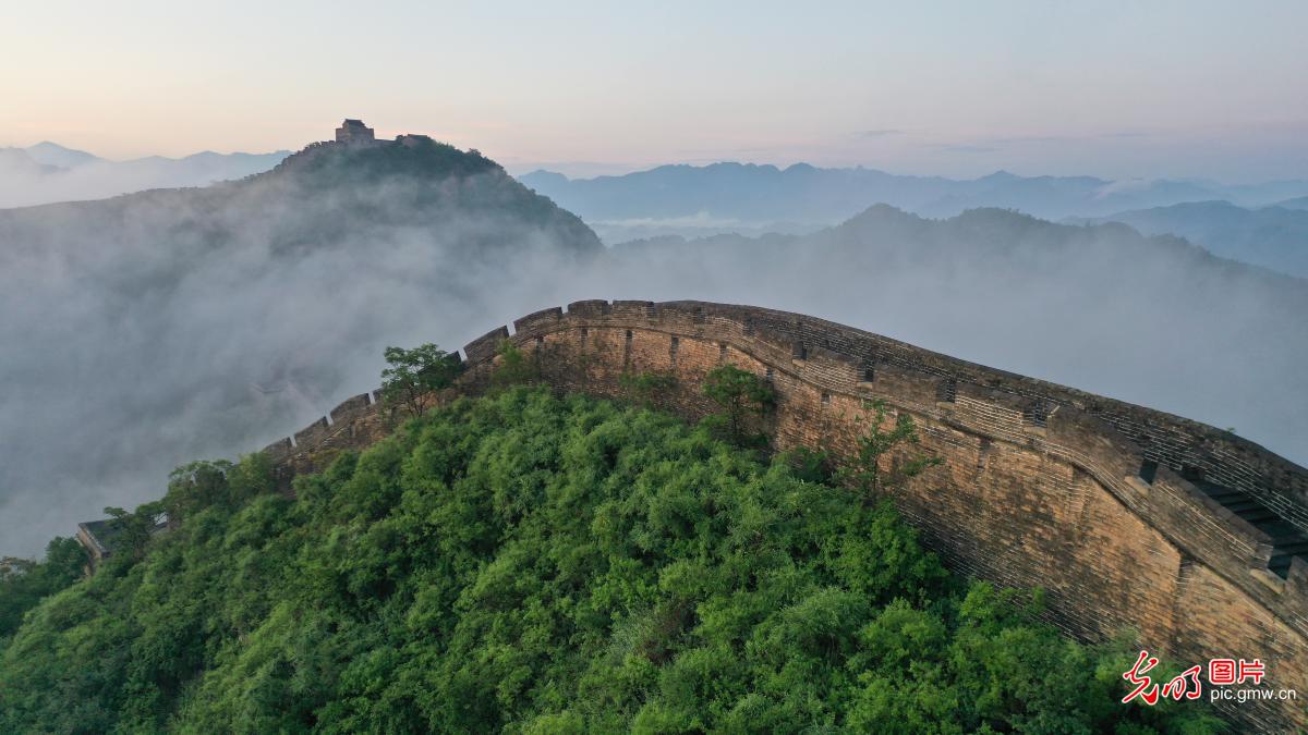 Great Wall emerges through clouds in N China's Hebei