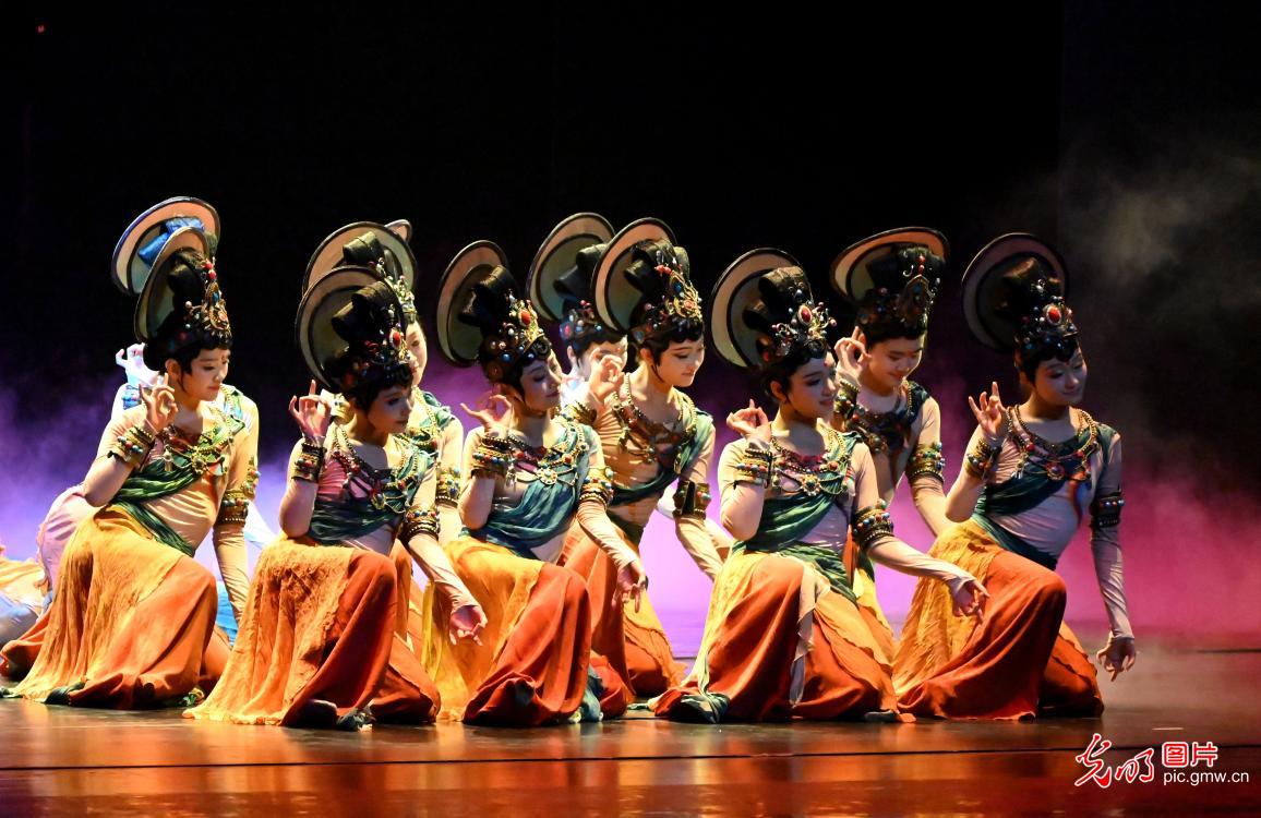Art troupe performs Dunhuang cultural drama at grand theater in northwest China's Gansu Province