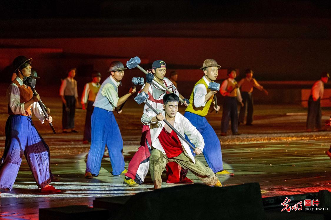 Large-scale live show celebrates red flag canal spirit in central China's Henan Province