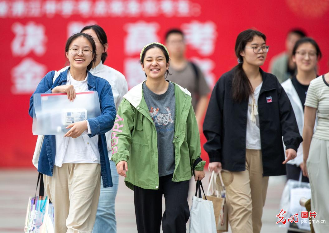 Confident and composed, Chinese students embrace national college entrance exam