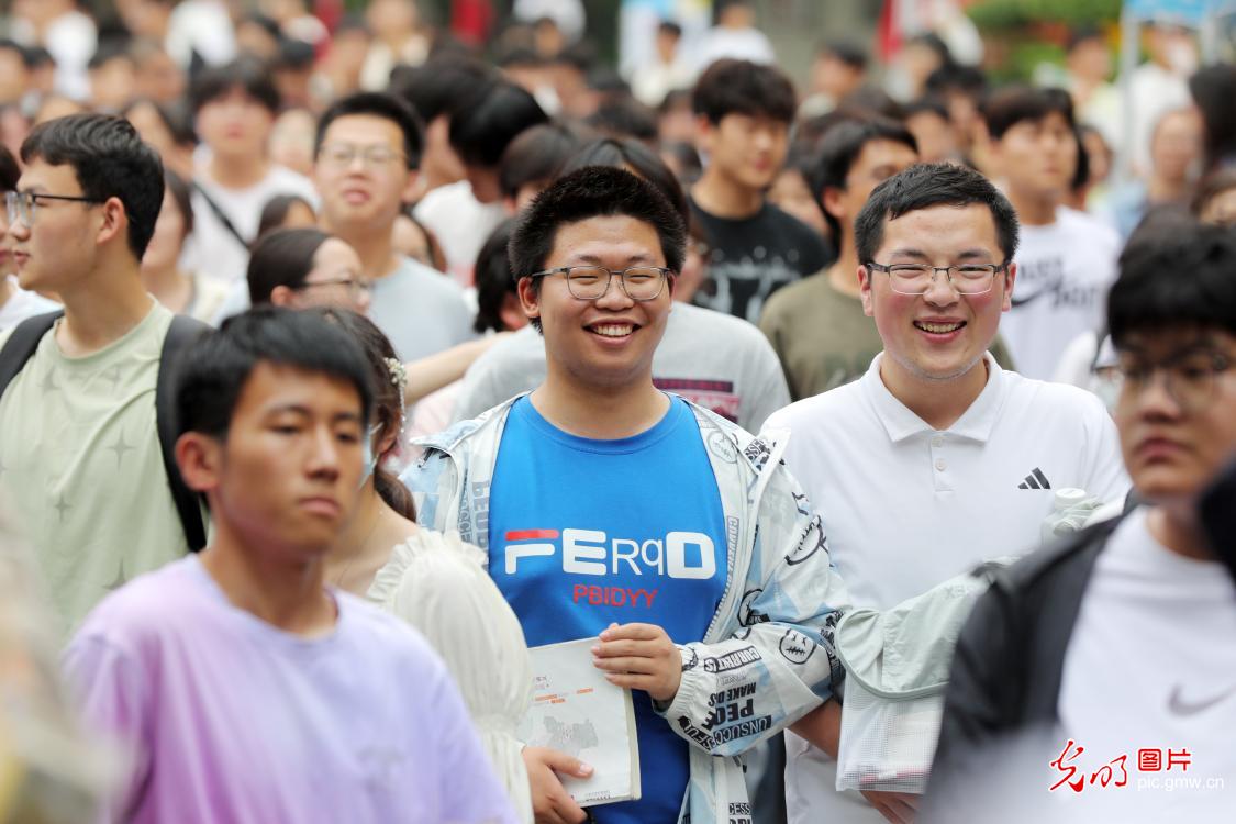 Confident and composed, Chinese students embrace national college entrance exam