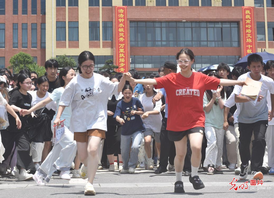 Confident and composed, Chinese students embrace national college entrance exam