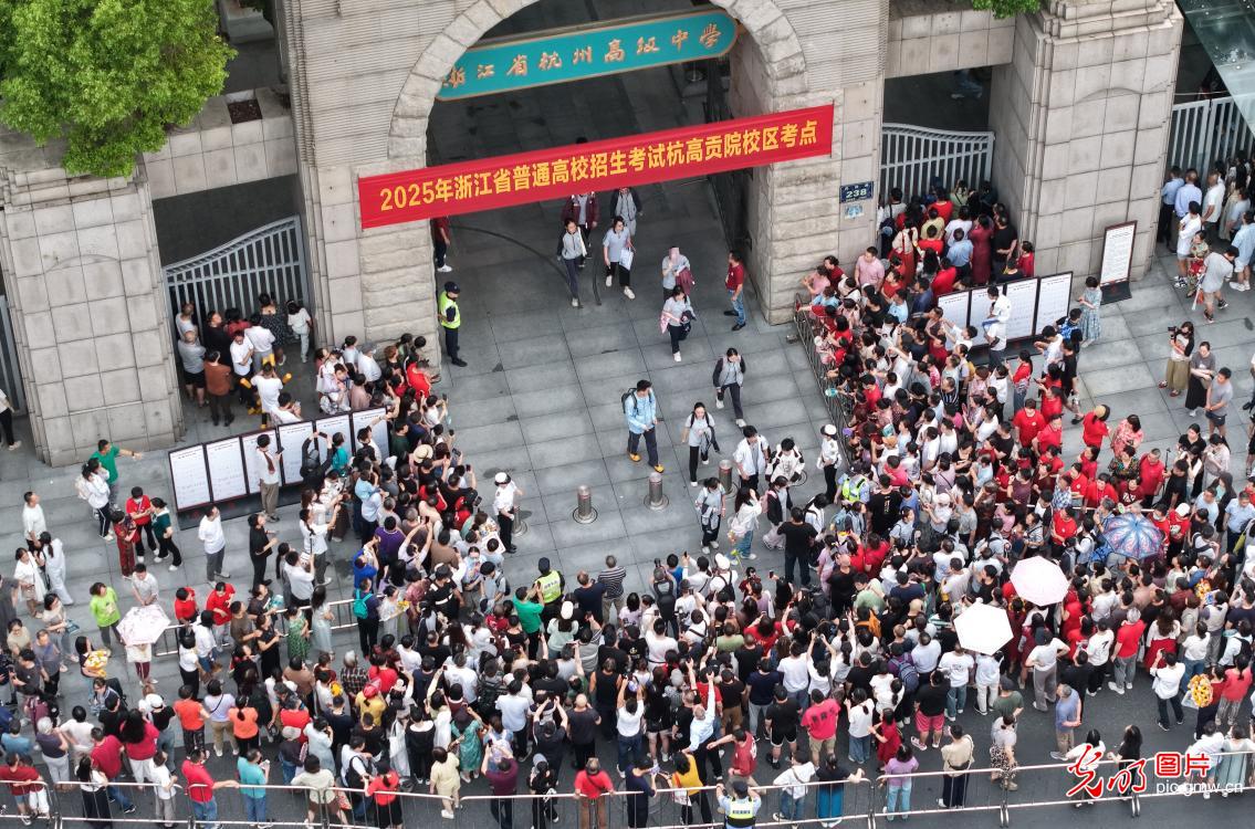 Confident and composed, Chinese students embrace national college entrance exam
