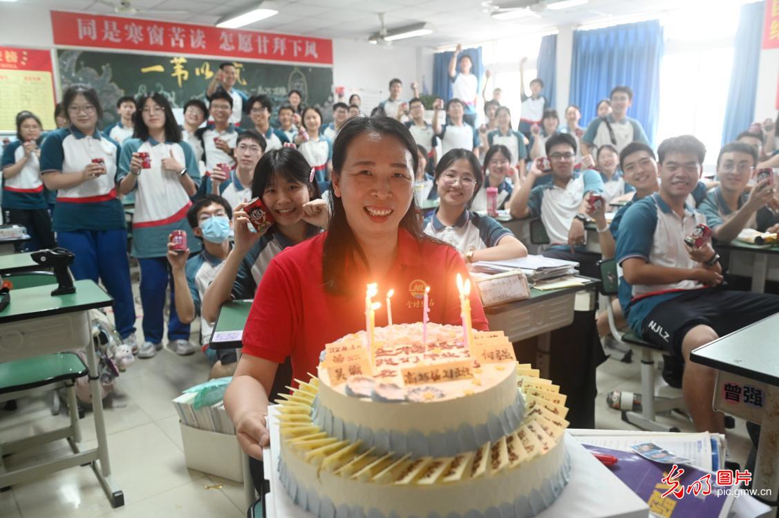 Creative blessings cheer on students ahead of China's national college entrance exam