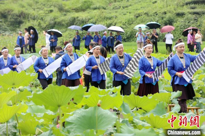 Tourists enjoy lotus flowers in full blossoms in S China’s Guangxi