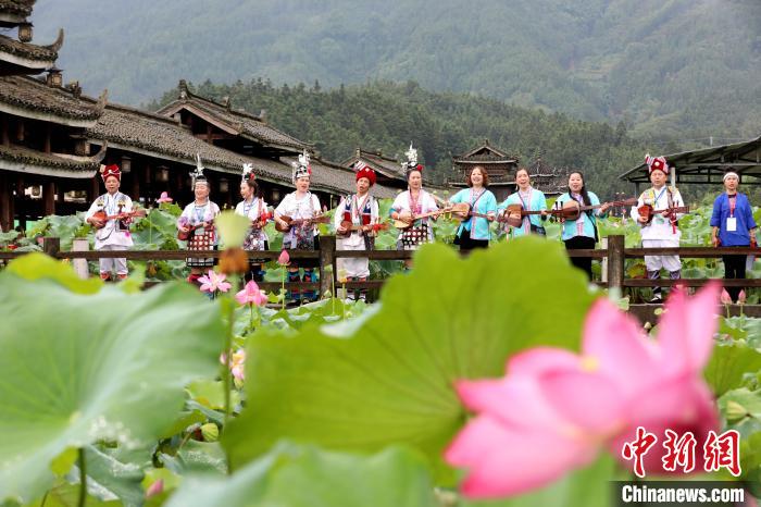 Tourists enjoy lotus flowers in full blossoms in S China’s Guangxi