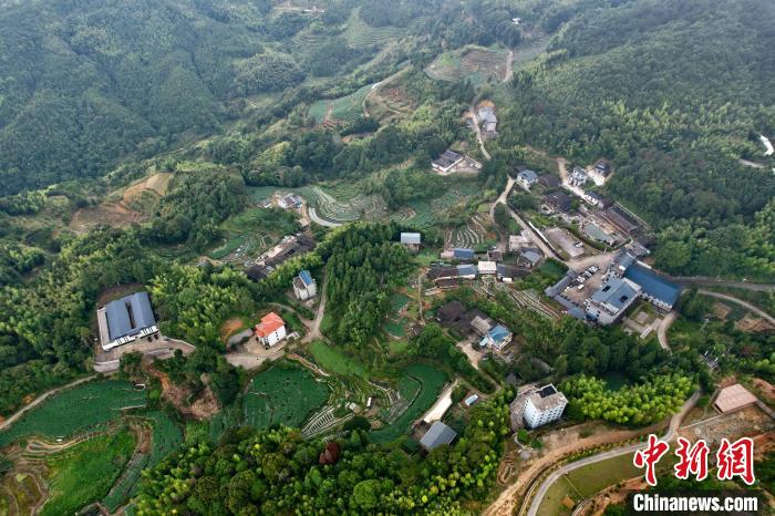 Ancient village attracts tourists when heat wave to come in SE China’s Fujian