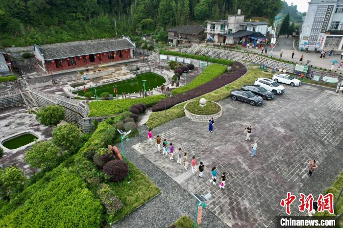 Ancient village attracts tourists when heat wave to come in SE China’s Fujian