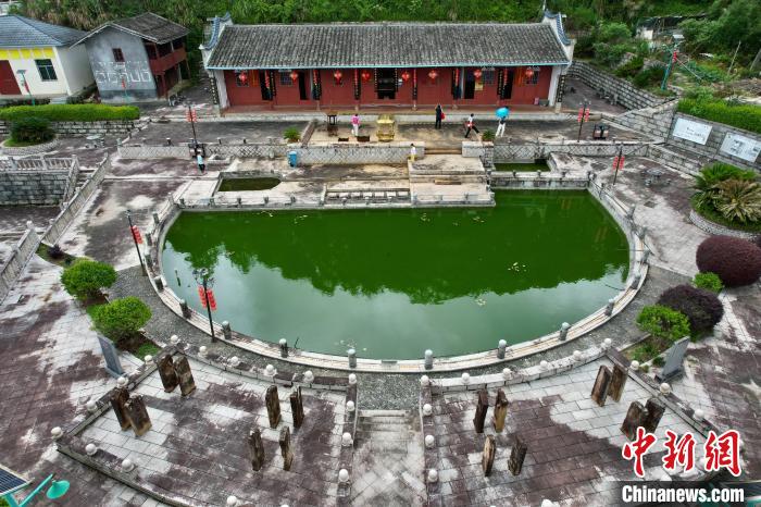 Ancient village attracts tourists when heat wave to come in SE China’s Fujian