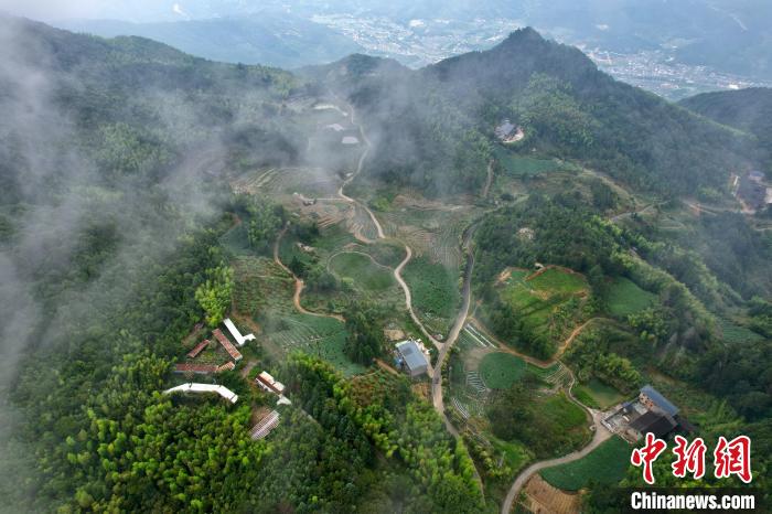 Ancient village attracts tourists when heat wave to come in SE China’s Fujian