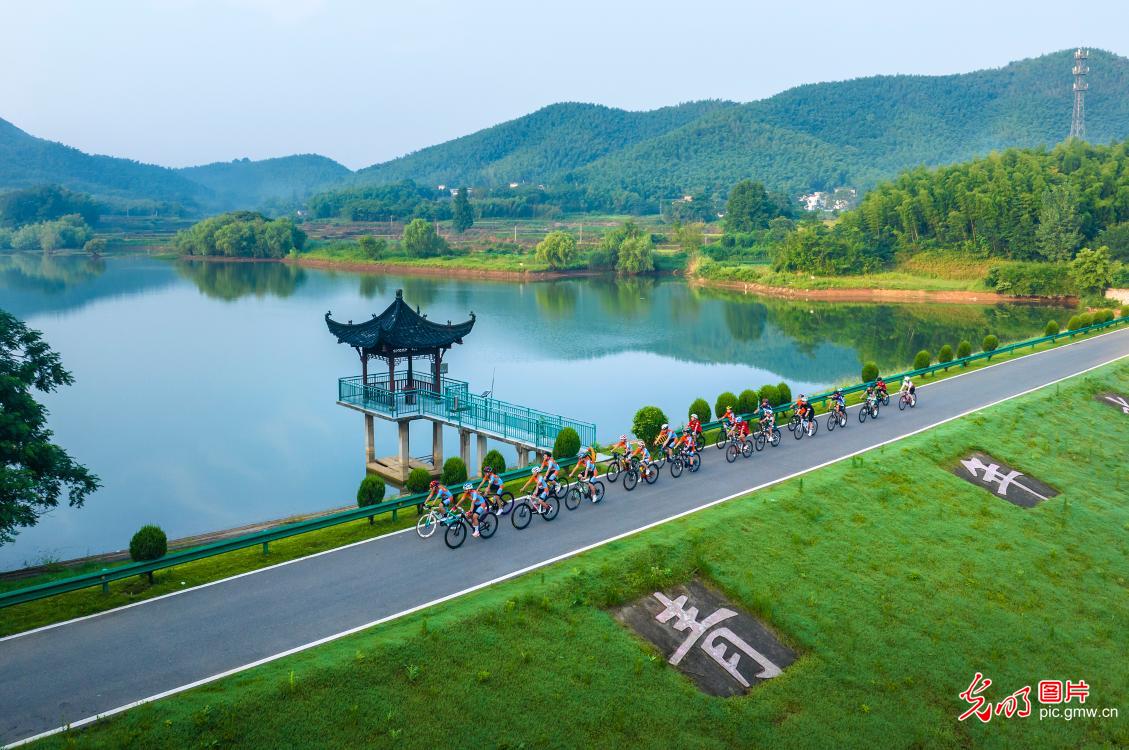 Children practice cycling in E China's Anhui