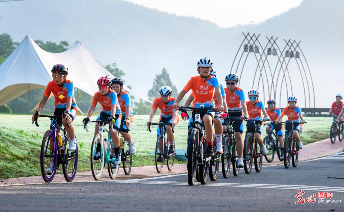 Children practice cycling in E China's Anhui