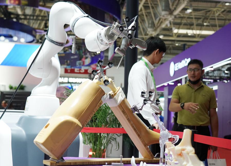 Global pharma giants underscore local partnerships, R&D at China supply chain expo