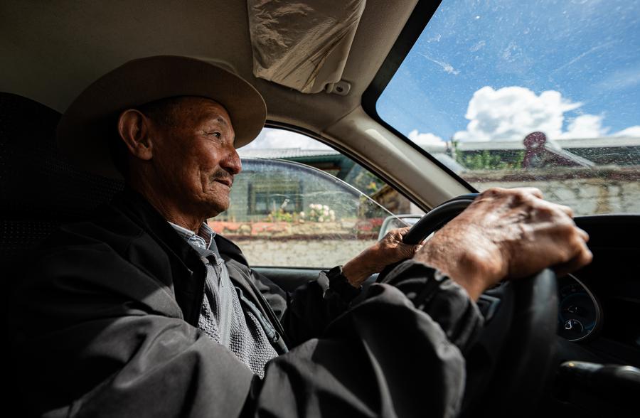 Twenty-five years of love: Tibetan Grandpa guards wild macaques