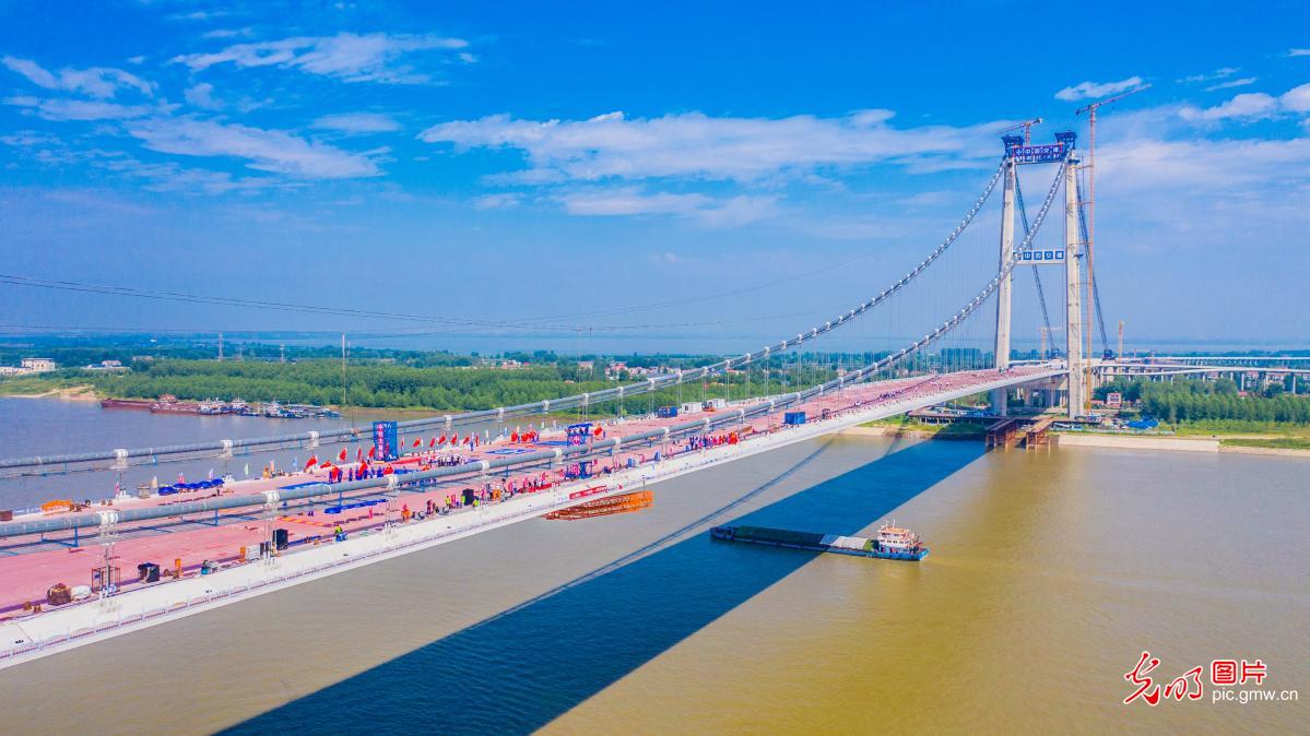 Steel box girder closure completed for record-width Yangtze River bridge in central China