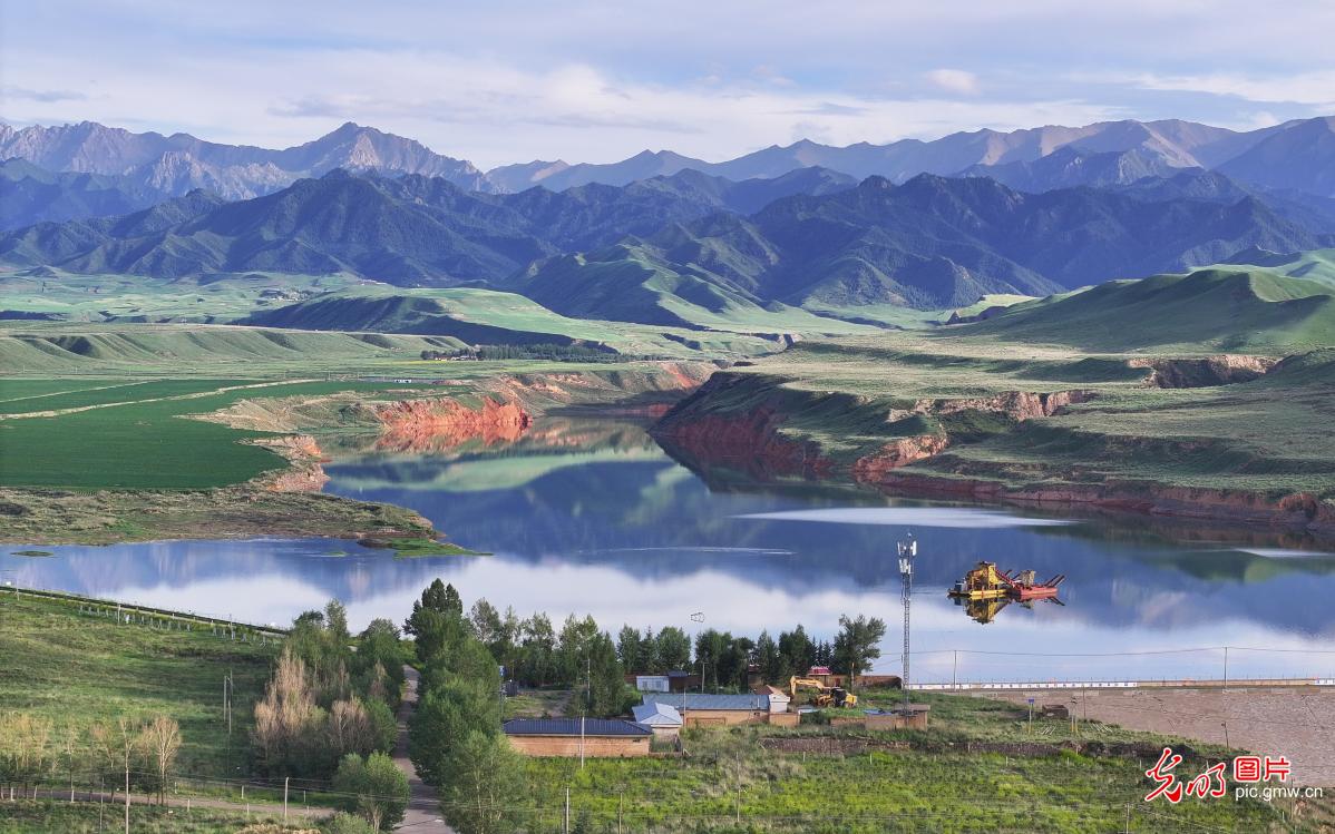Shuangshusi reservoir reflects clear skies and mountains in NW China