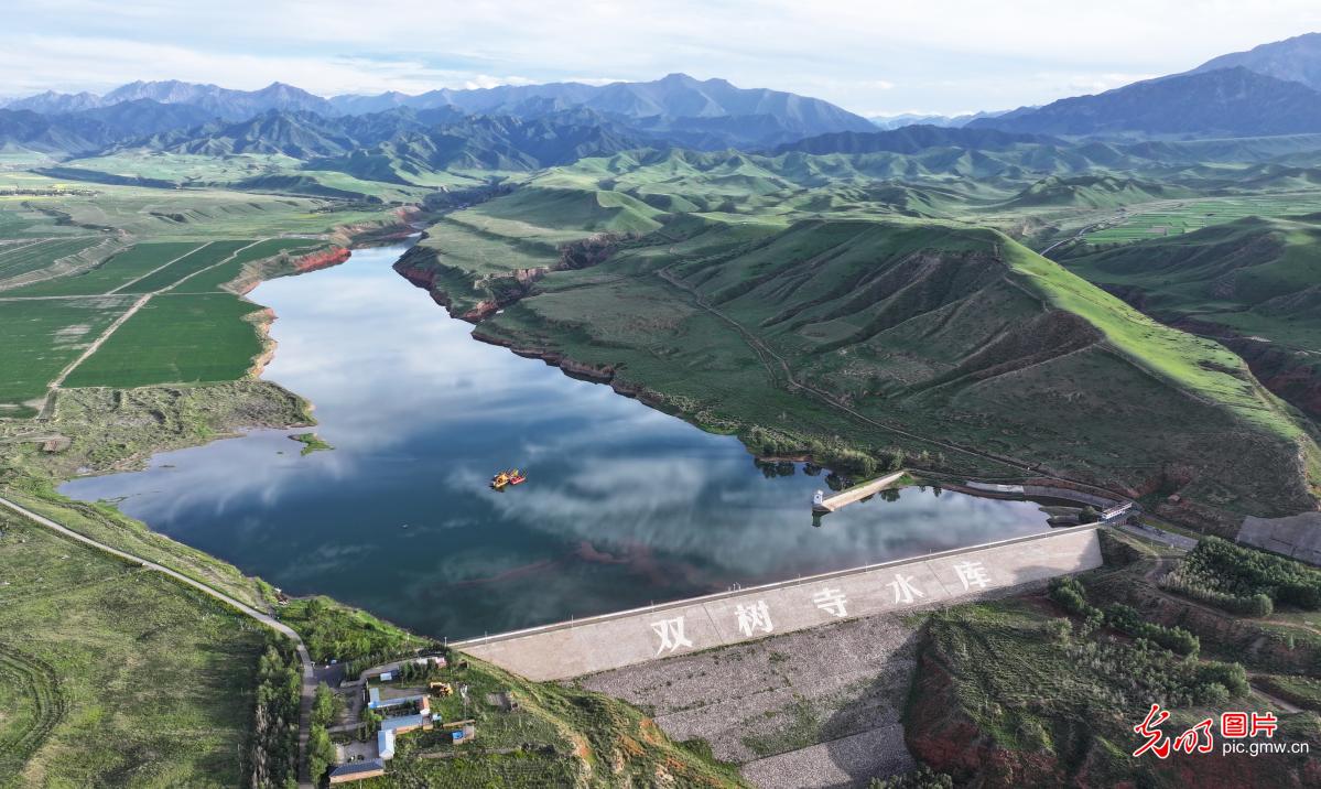 Shuangshusi reservoir reflects clear skies and mountains in NW China
