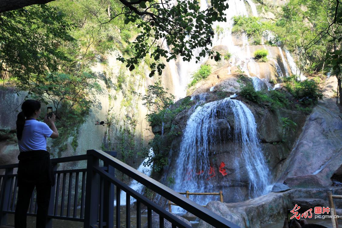 Summer heat fuels tourism in C China's Henan