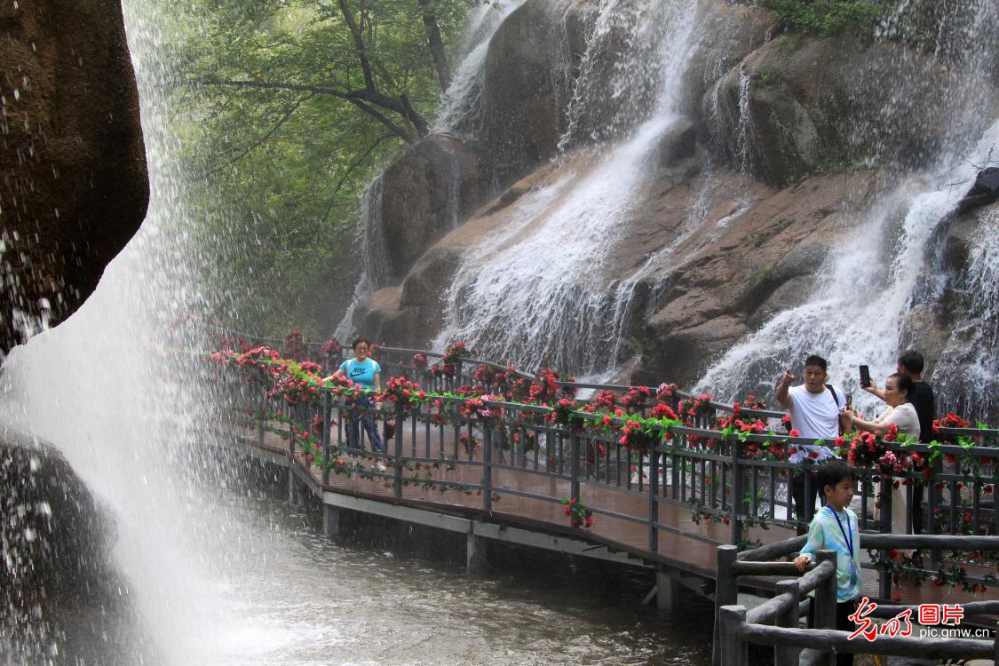 Summer heat fuels tourism in C China's Henan