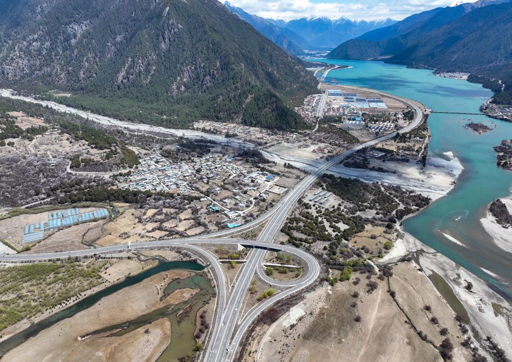 Comprehensive transportation network boosts development in Xizang
