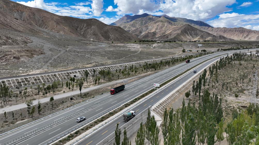 Comprehensive transportation network boosts development in Xizang