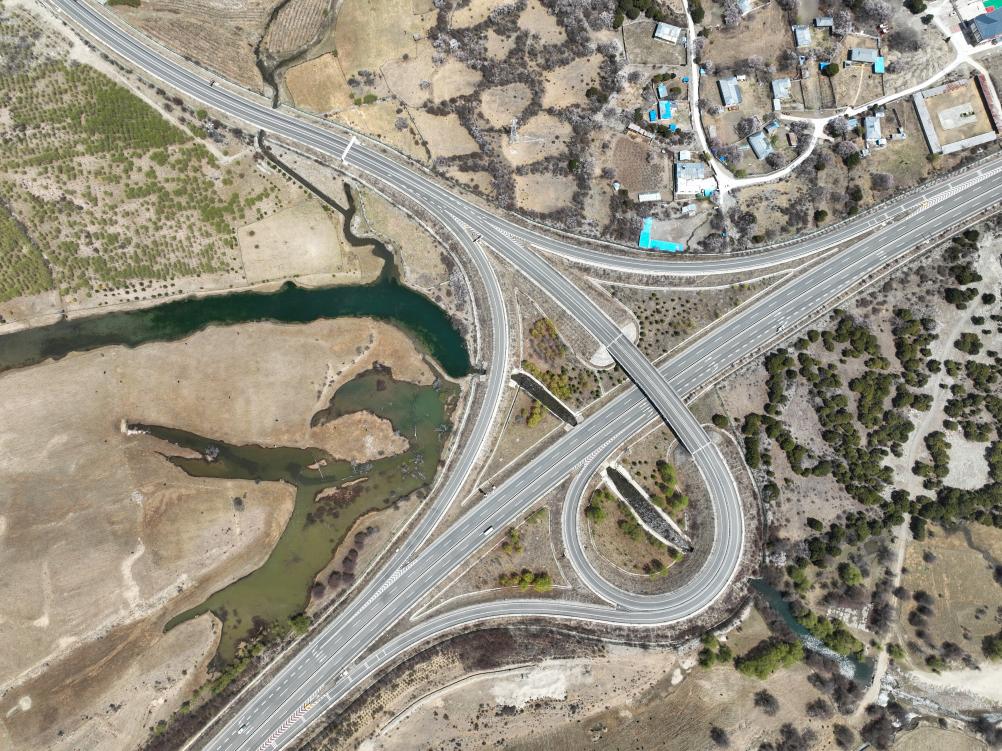 Comprehensive transportation network boosts development in Xizang